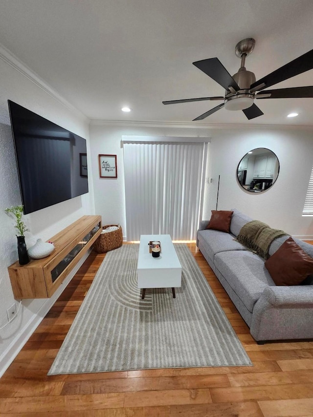 living room featuring recessed lighting, crown molding, ceiling fan, and wood finished floors