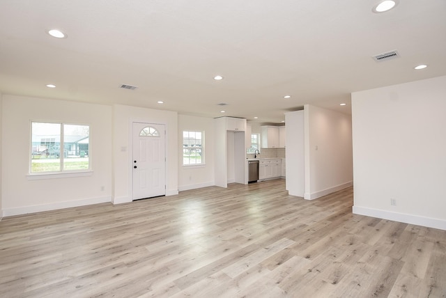 entryway with recessed lighting, light wood-style flooring, and visible vents