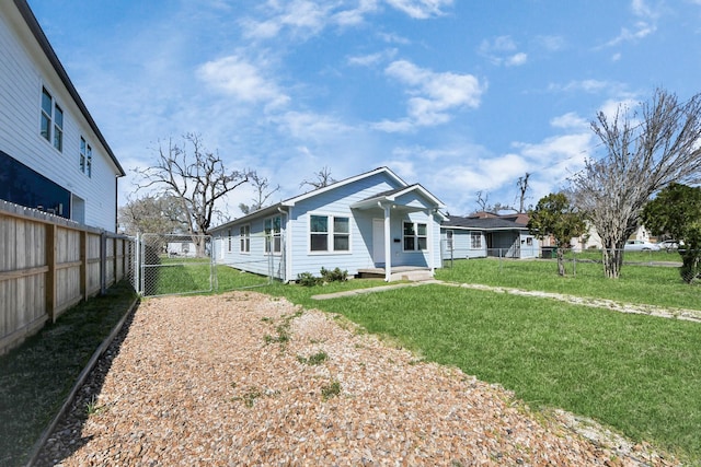 view of front facade featuring fence, covered porch, a front lawn, and a gate