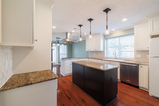 kitchen with a peninsula, dark wood-style flooring, a sink, stainless steel appliances, and island range hood