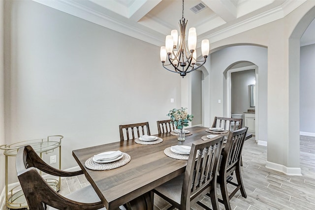 dining space with baseboards, visible vents, arched walkways, a notable chandelier, and light wood-type flooring