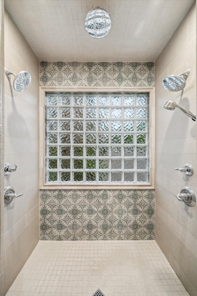 full bath featuring a healthy amount of sunlight and tiled shower