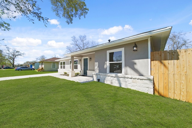 single story home with a front lawn, fence, and stucco siding