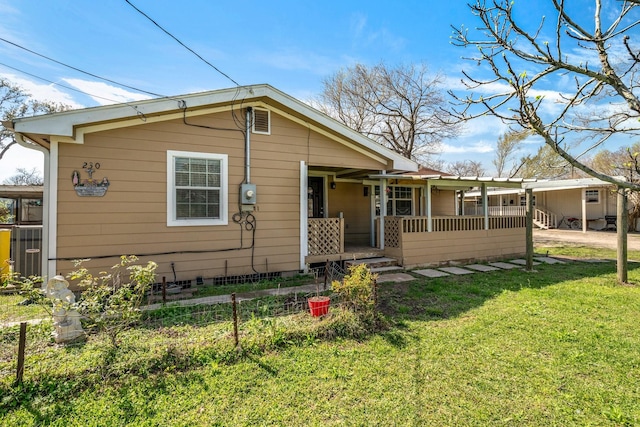 view of front facade featuring crawl space, a porch, and a front lawn