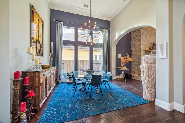 dining room with visible vents, a chandelier, wood finished floors, and ornamental molding