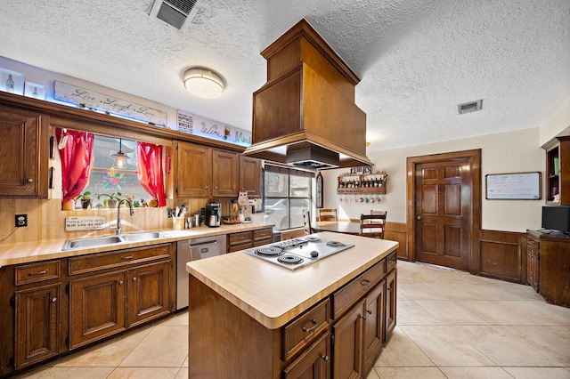 kitchen featuring visible vents, a wainscoted wall, a sink, appliances with stainless steel finishes, and light countertops