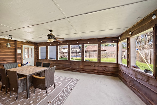 sunroom with ceiling fan