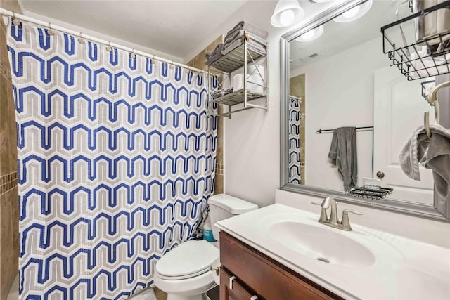 full bathroom featuring vanity, a shower with shower curtain, toilet, and visible vents