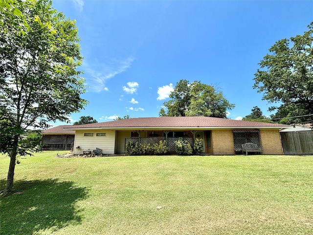 single story home with a front lawn