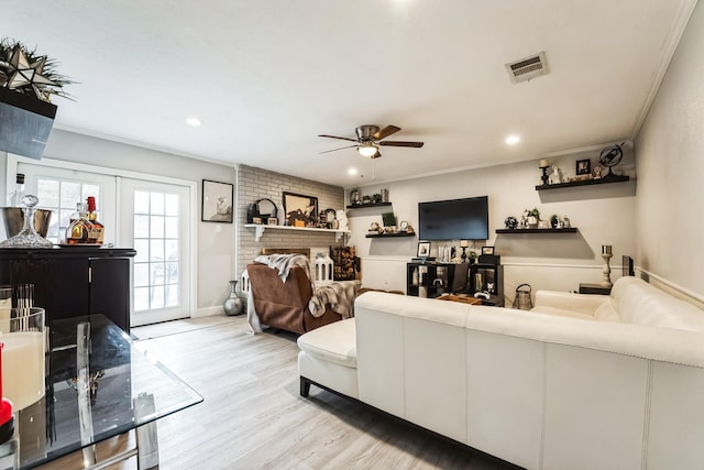 living area featuring light wood finished floors, visible vents, ornamental molding, recessed lighting, and a ceiling fan