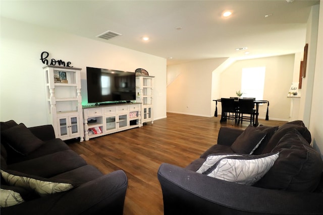 living room featuring visible vents, recessed lighting, baseboards, and wood finished floors