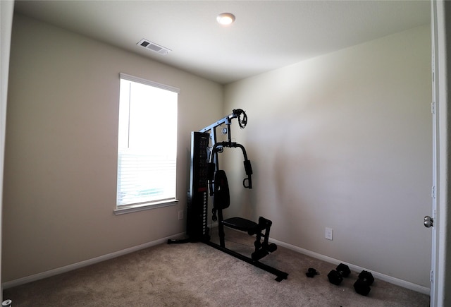 workout room featuring visible vents, baseboards, and carpet