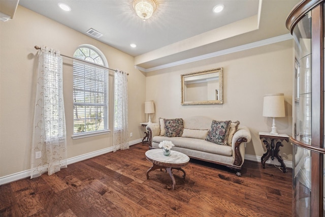 living area featuring visible vents, recessed lighting, baseboards, and wood finished floors