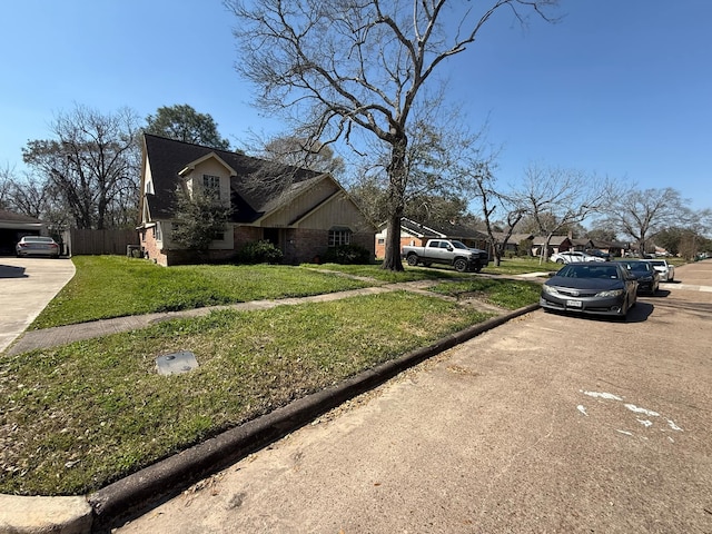 view of front of property featuring a front yard