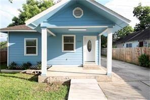 bungalow featuring fence