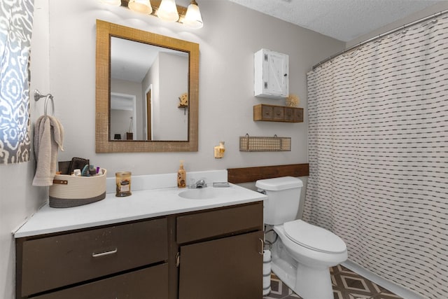 full bath featuring a shower with shower curtain, toilet, vanity, and a textured ceiling