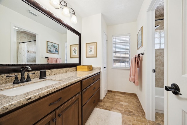 bathroom featuring curtained shower, visible vents, vanity, and baseboards