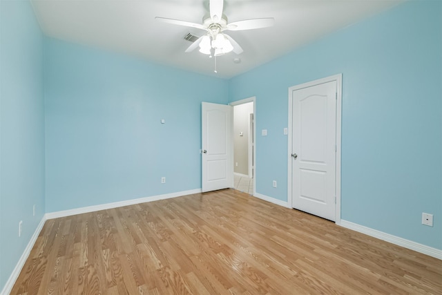 unfurnished bedroom featuring visible vents, light wood-style flooring, baseboards, and ceiling fan