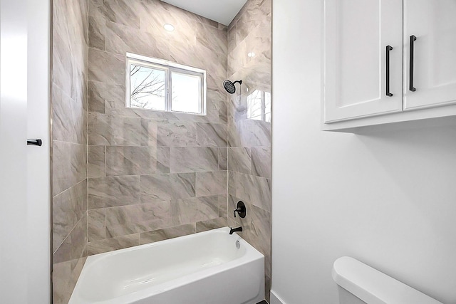 6716 Ave R, Houston, TX 77011 - full bath featuring toilet and washtub / shower combination