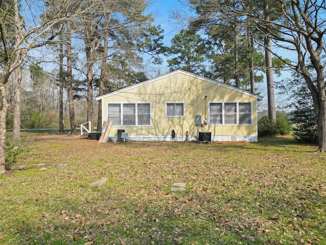 view of front facade featuring a front yard