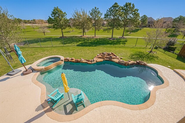 10018 Durango Path Ln, Cypress, TX 77433 - view of swimming pool featuring a pool with connected hot tub, a lawn, and a fenced backyard