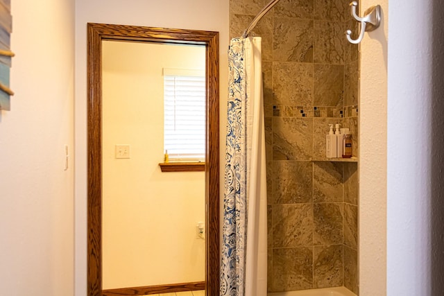 bathroom featuring a shower with shower curtain