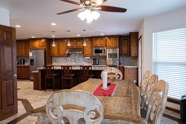 dining room with visible vents, recessed lighting, baseboards, and ceiling fan