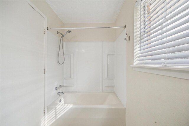 bathroom with bathtub / shower combination