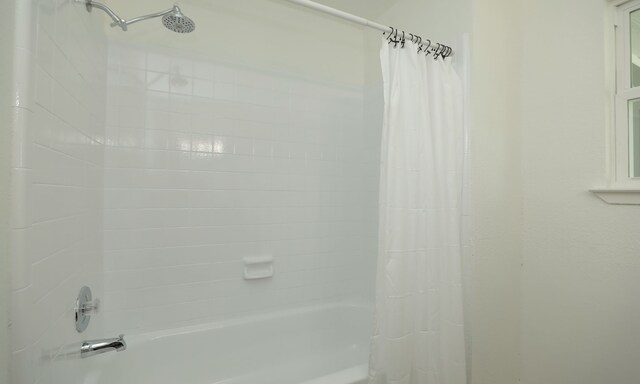 bathroom featuring shower / bath combo