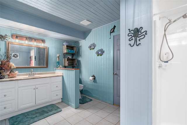 full bathroom featuring tile patterned flooring, toilet, vanity, and a shower with curtain