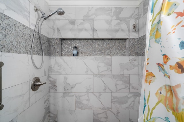 bathroom featuring a tile shower