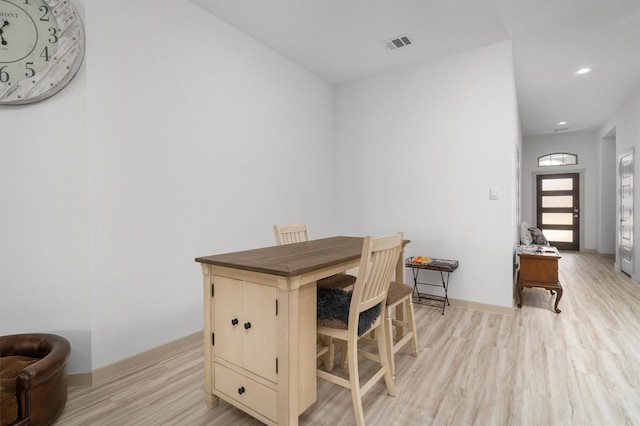 dining room with visible vents, recessed lighting, baseboards, and light wood-style floors