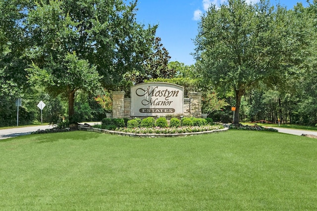 community sign with a lawn