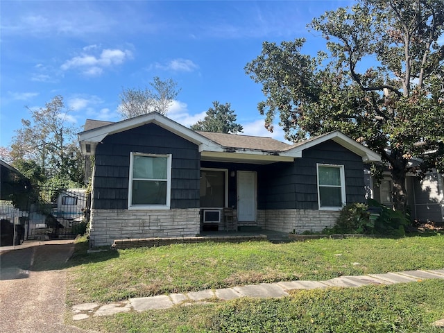 511 Cordell St, Houston, TX 77009 - bungalow-style home featuring a front yard and stone siding