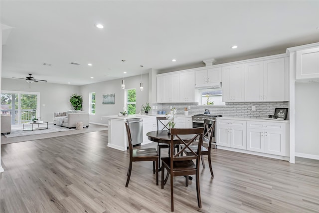 dining room with light wood-style flooring, recessed lighting, baseboards, and ceiling fan