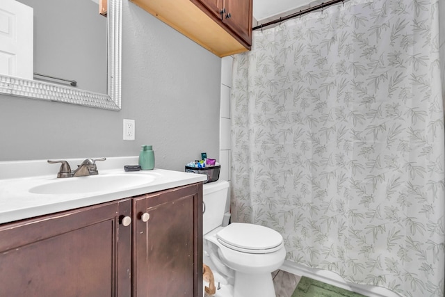 full bathroom featuring curtained shower, toilet, and vanity