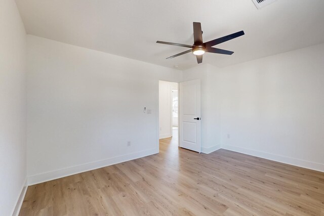 unfurnished room featuring visible vents, light wood-style flooring, baseboards, and ceiling fan