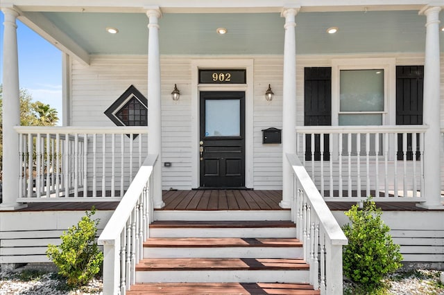 property entrance featuring a porch