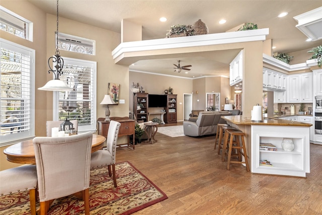 dining area featuring recessed lighting, light wood-type flooring, ceiling fan, and crown molding