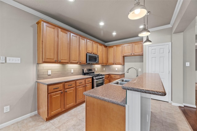 kitchen featuring a kitchen island with sink, ornamental molding, a sink, tasteful backsplash, and appliances with stainless steel finishes