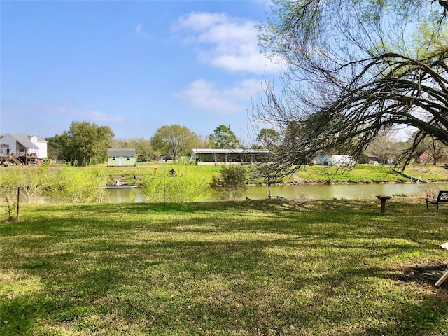 view of yard featuring a water view