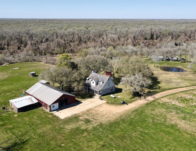 birds eye view of property featuring a forest view