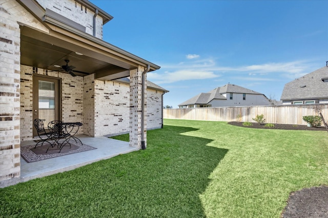 view of yard featuring a patio area, fence private yard, and a ceiling fan