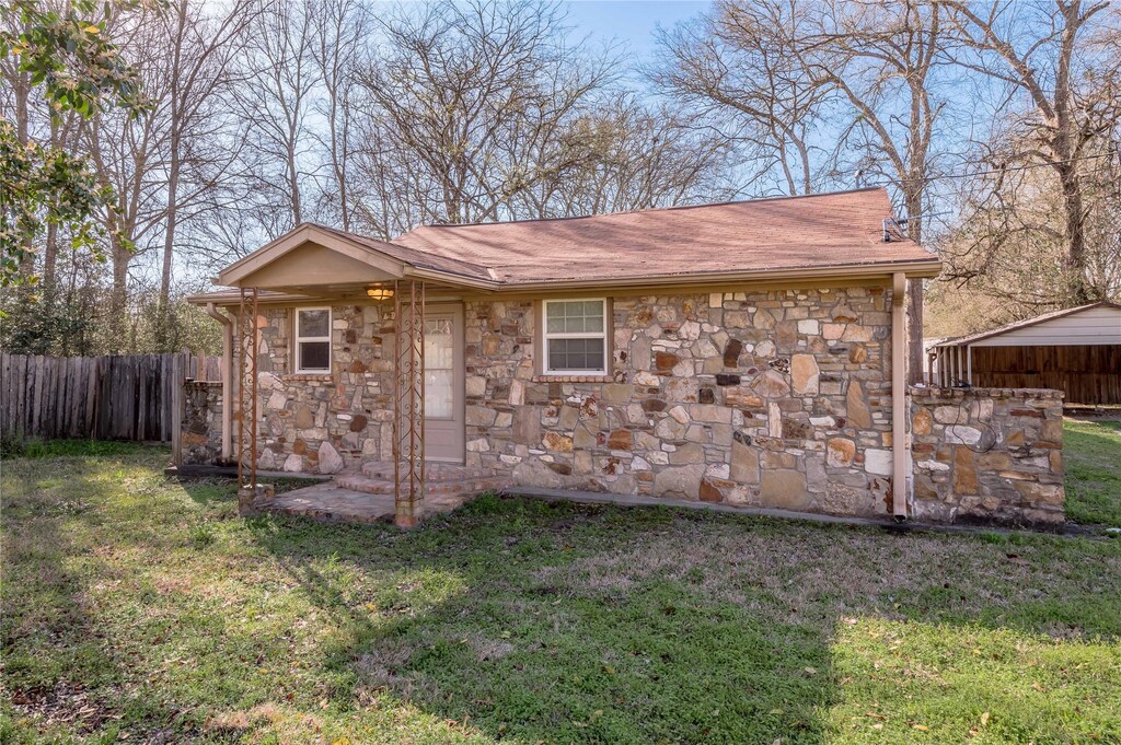 865 N Main St, Groveton, TX 75845 - view of outdoor structure with fence