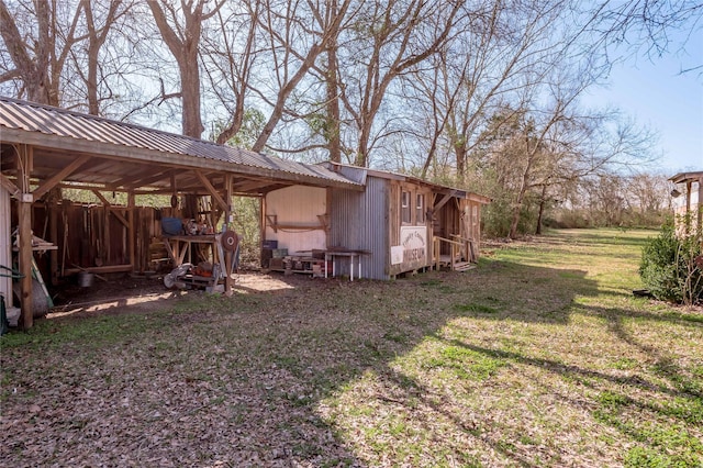 view of yard featuring an outbuilding