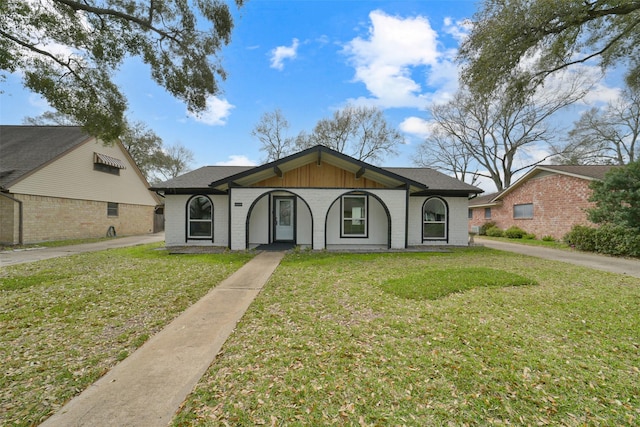 view of front of property with brick siding and a front yard