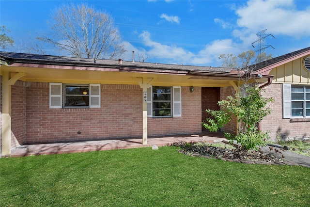 ranch-style home with a front lawn and brick siding