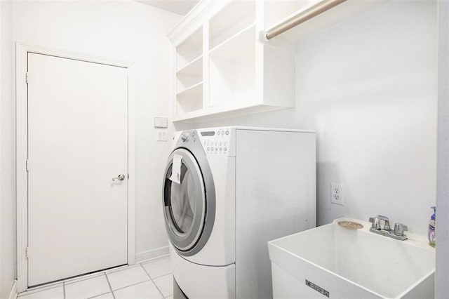 laundry room with a sink, washer / clothes dryer, laundry area, and light tile patterned floors