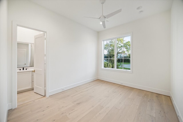 unfurnished room featuring light wood-style flooring, a ceiling fan, and baseboards