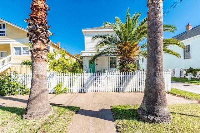 view of front facade with a fenced front yard